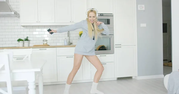 Linda menina dançando em casa — Fotografia de Stock