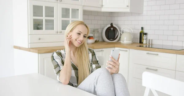 Encantadora hembra tomando selfie en la cocina —  Fotos de Stock