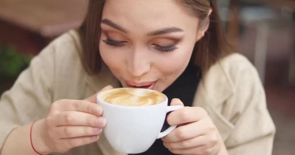 Frau trinkt frisch gemachten Kaffee — Stockvideo