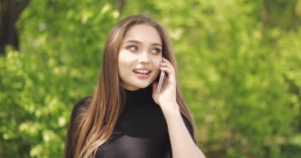 Female talking phone outside — Stock Video