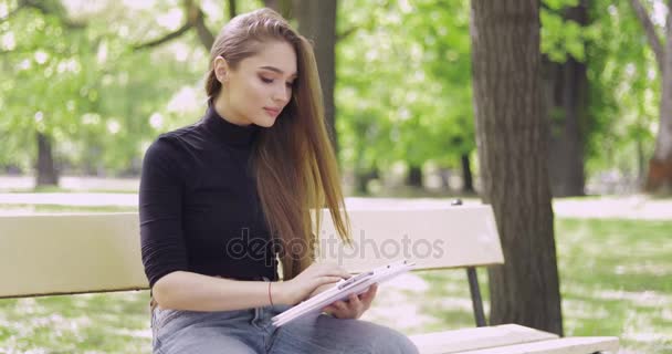 Красива молода дівчина з планшетом — стокове відео
