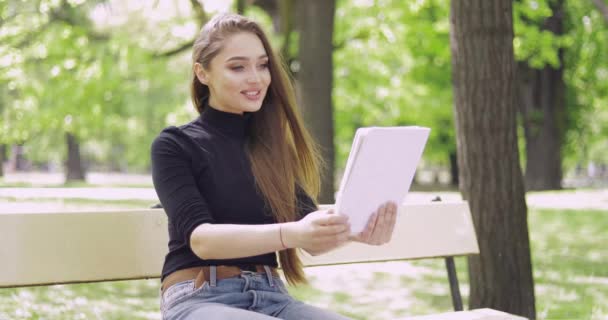 Mulher sorridente usando comprimido — Vídeo de Stock