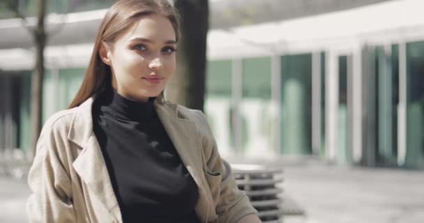 Stylische junge Frau posiert draußen — Stockvideo