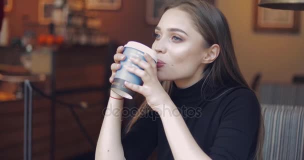 Mujer encantadora posando con café — Vídeos de Stock