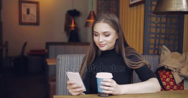 Chica con café y teléfono inteligente — Vídeo de stock