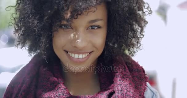 Adorable young woman posing at camera — Stock Video