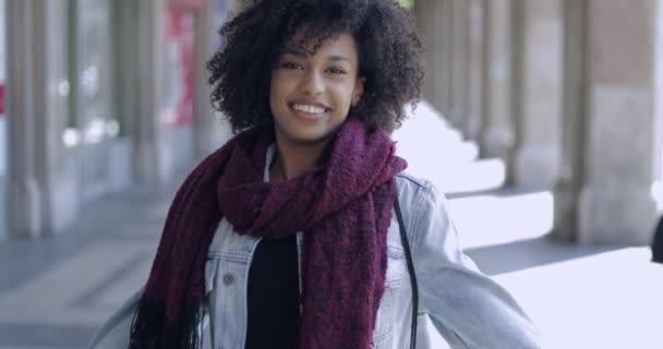 Счастливая молодая женщина позирует с поднятыми руками — стоковое видео