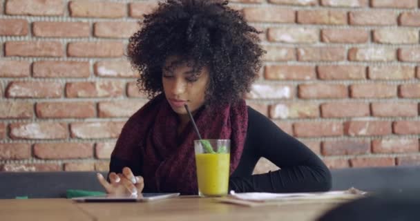 Schönes Weibchen mit Tablette und Smoothie — Stockvideo