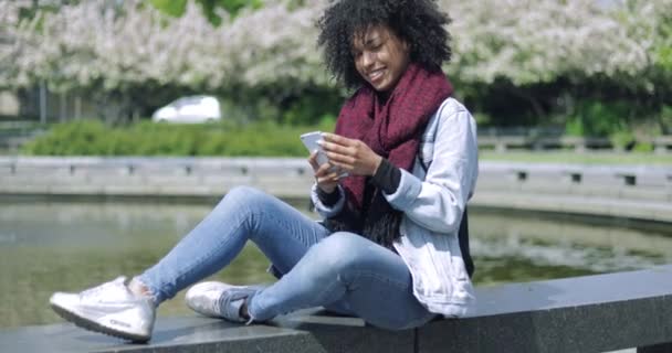 Χαρούμενη γυναίκα με smartphone εκτός — Αρχείο Βίντεο