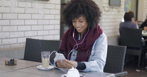 Chica encantadora con bebida y teléfono inteligente — Vídeo de stock