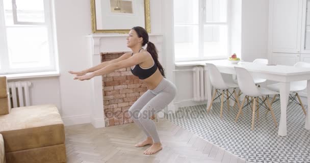 Fit žena cvičit doma — Stock video