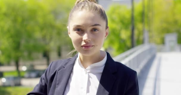 Estudante feminina em roupa formal — Vídeo de Stock