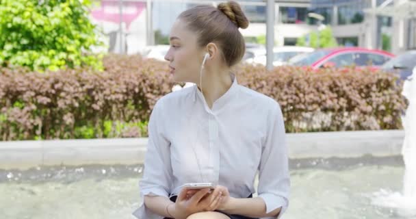 Menina formal jovem com smartphone — Vídeo de Stock