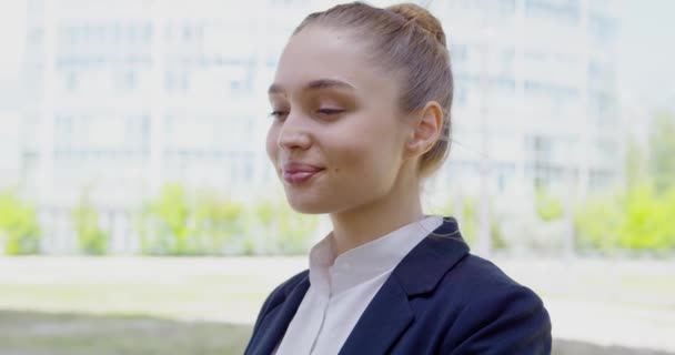 Portret van een jong meisje in formele kleding — Stockvideo