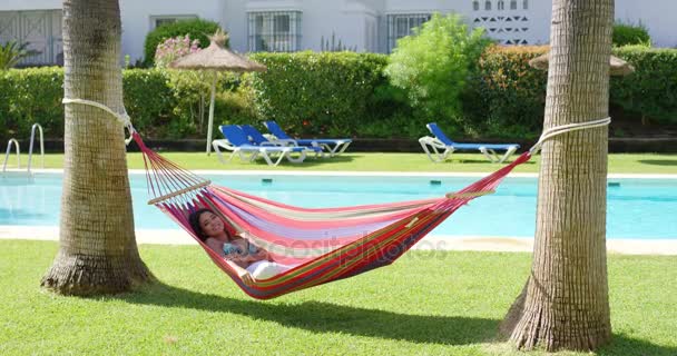 女人在吊床上热带度假村与池 — 图库视频影像