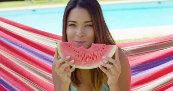Fröhliche Frau im Bikini isst Wassermelonenscheibe — Stockvideo