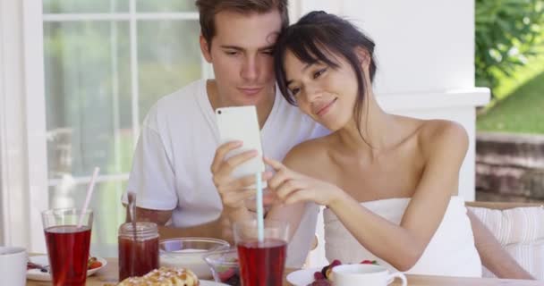 Vrouw nemen foto van zichzelf met echtgenoot — Stockvideo