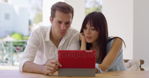 Smiling couple using a tablet computer together — Stock Video