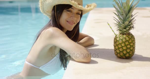 Mujer joven bastante de moda en una piscina de verano — Vídeo de stock