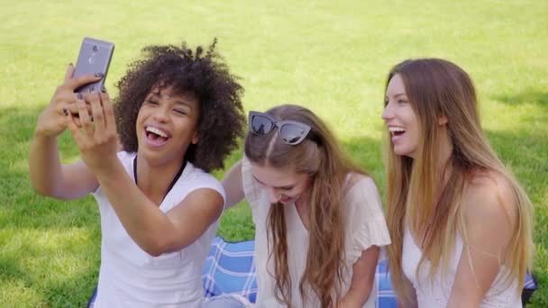 Glada kvinnor som tar selfie i park — Stockvideo