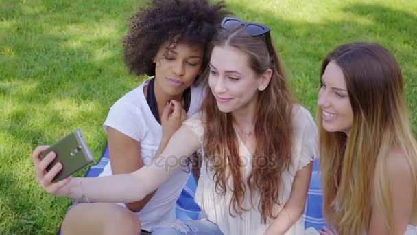 Jolies filles prenant selfie sur la pelouse — Video