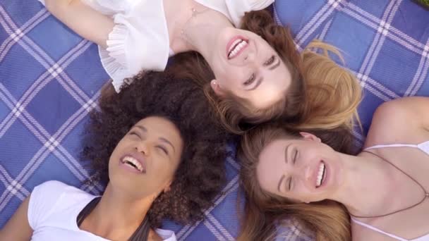 Sorridente amiche sul plaid — Video Stock