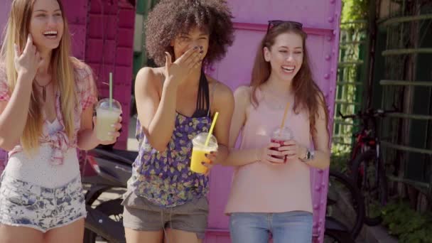 Mulheres com bebidas refrescantes — Vídeo de Stock