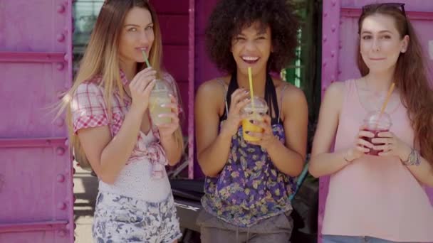 Mulheres jovens tomando bebidas — Vídeo de Stock