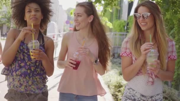 Ženy chůzi a mají nápoje — Stock video
