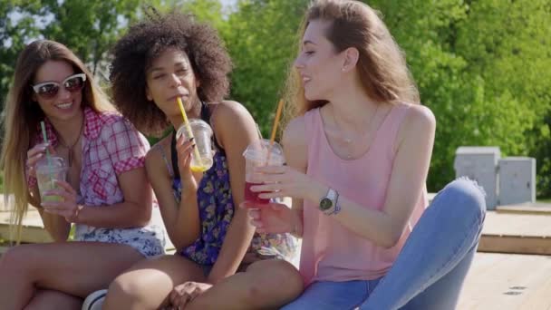 Женщины сидят с напитками — стоковое видео