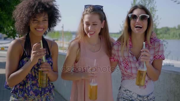 Mulheres felizes bebendo cerveja na cidade — Vídeo de Stock