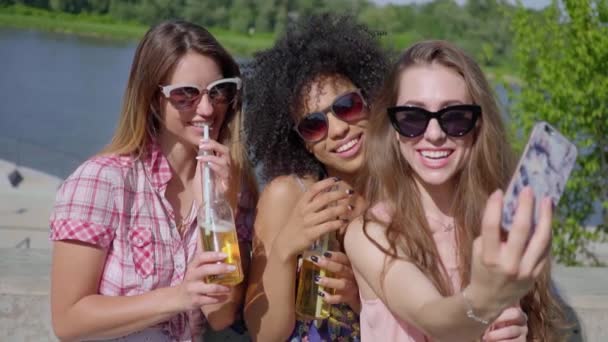 Femmes prenant selfie avec de la bière — Video