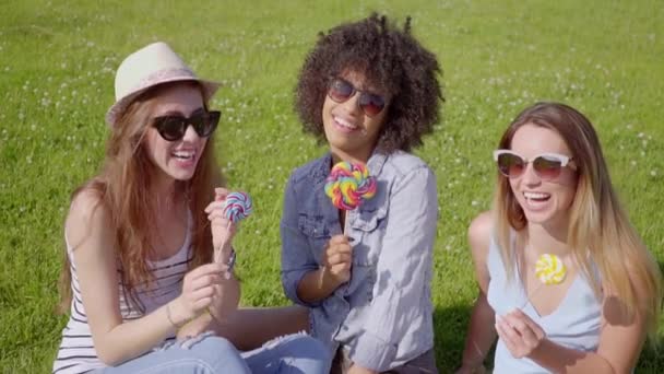 Tres mujeres lamiendo piruletas — Vídeo de stock