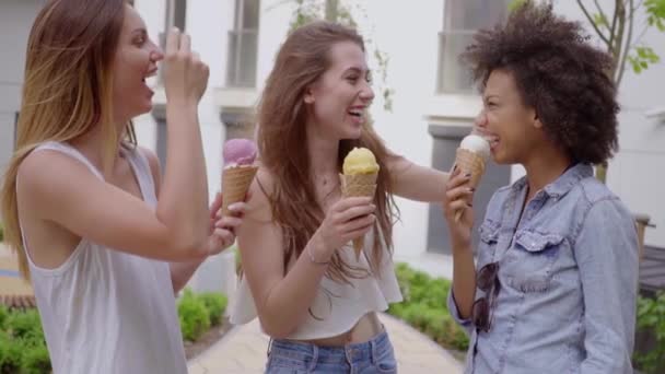 Junge Frauen beim Eis essen — Stockvideo