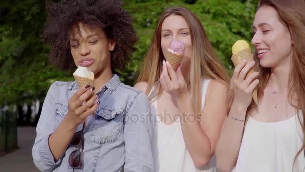 Neşeli kadın lezzetli dondurma yemek — Stok video