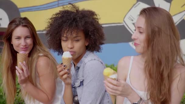 Mujeres jóvenes sentadas y tomando helado — Vídeos de Stock