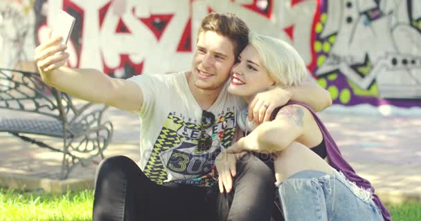 Αγαπώντας μοντέρνα νεαρό ζευγάρι λαμβάνοντας μια selfie — Αρχείο Βίντεο