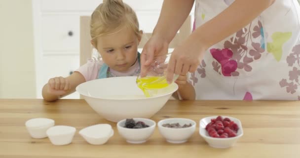 Roztomilé dítě pomáhá opatření ingredience v kuchyni — Stock video