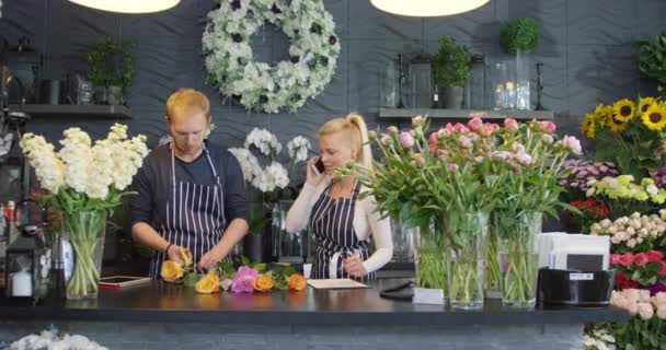Collega's in floral winkel — Stockvideo