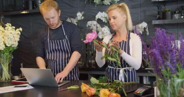 Werknemers in de winkel met laptop — Stockvideo