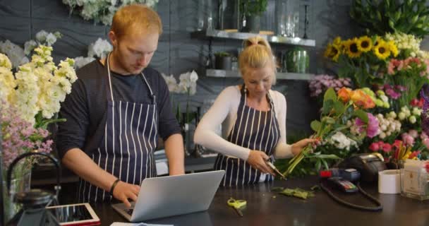 Muž a žena pracují společně — Stock video