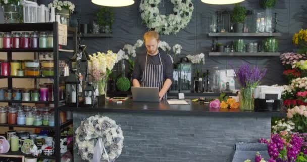 Jonge man aan het werk in de winkel alleen — Stockvideo