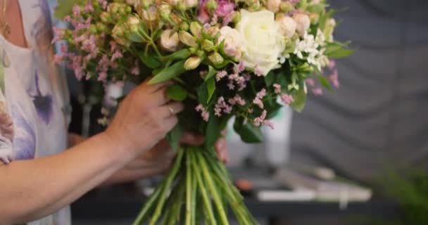Corp person holding bouquet — Stock Video