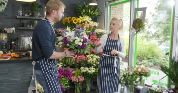 Mensen die werkzaam zijn in bloemen winkel — Stockvideo