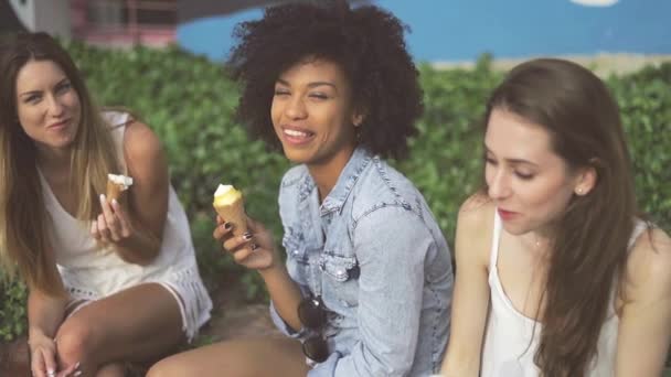 Meninas encantadoras gostando de sorvete — Vídeo de Stock