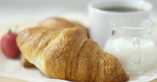 Knusprige Croissants in Großaufnahme — Stockvideo