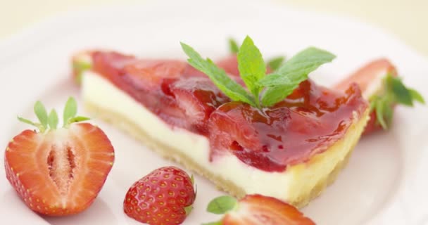 Slice of strawberry tart — Stock Video