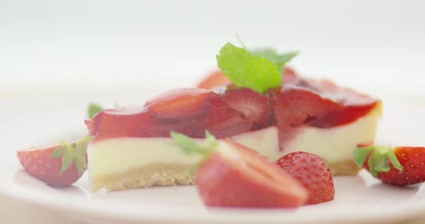 Strawberries and slice of cake — Stock Video