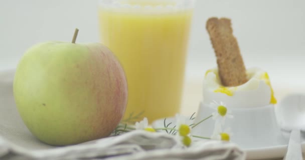 Huevo cocido para el desayuno — Vídeo de stock