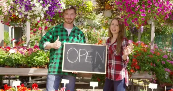 Två florister med öppen skylt — Stockvideo